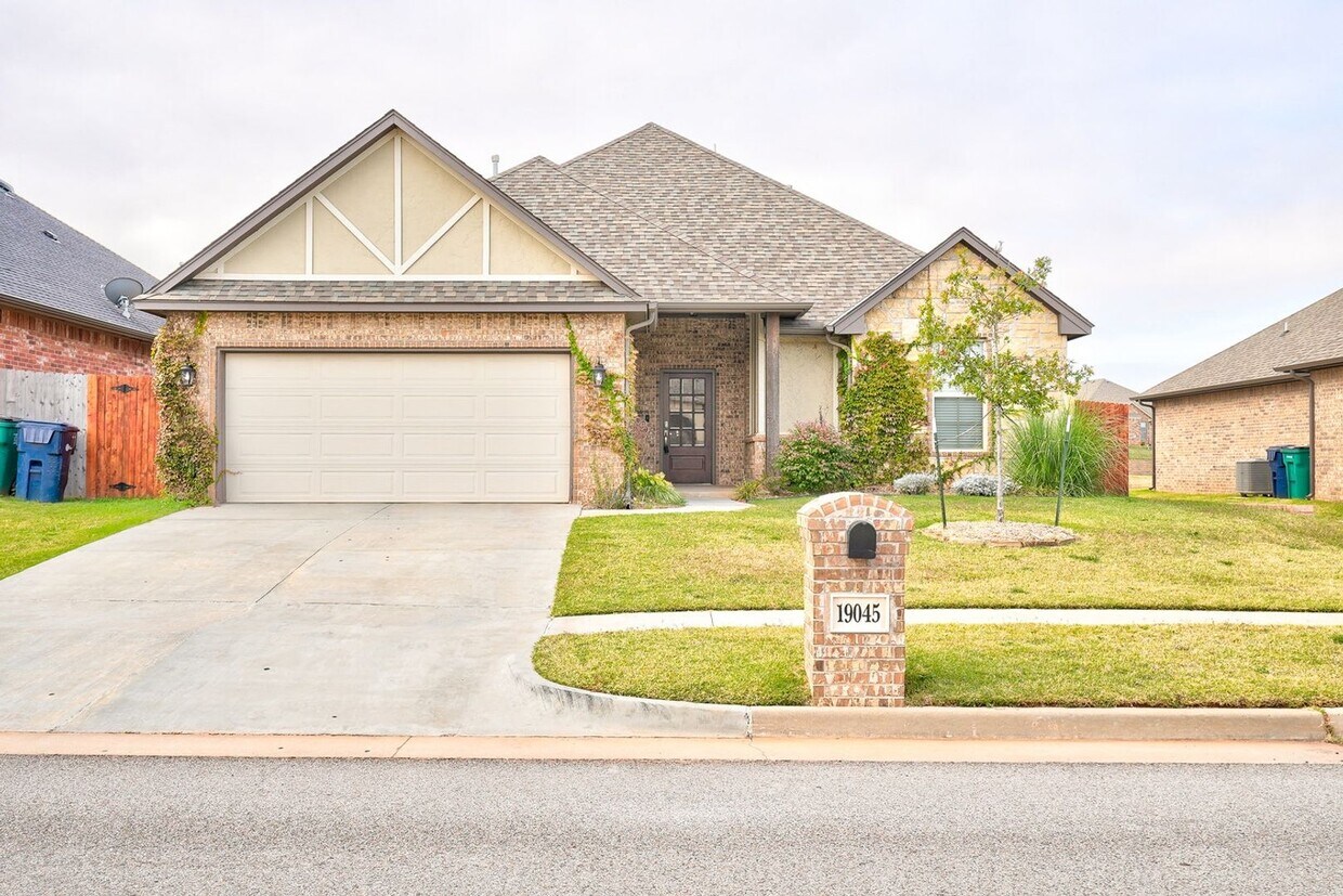 Primary Photo - 3 Bedroom Home in The Grove