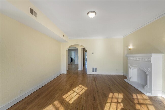 Building Photo - 8754 S Harper Ave