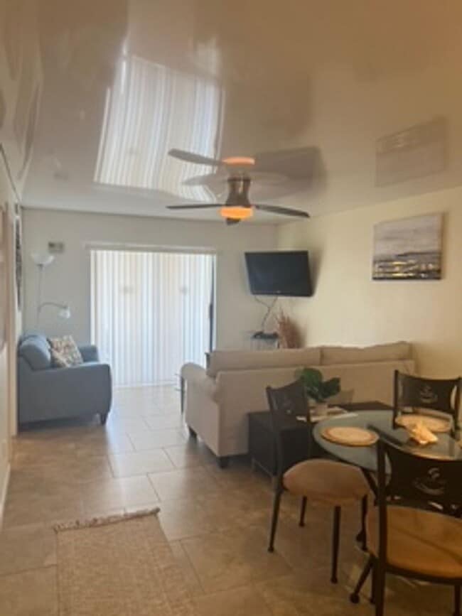 Building Photo - Fort Myers Beach Condo