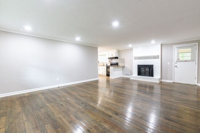 Building Photo - Move In Ready 3bd/2ba - Pool Paradise