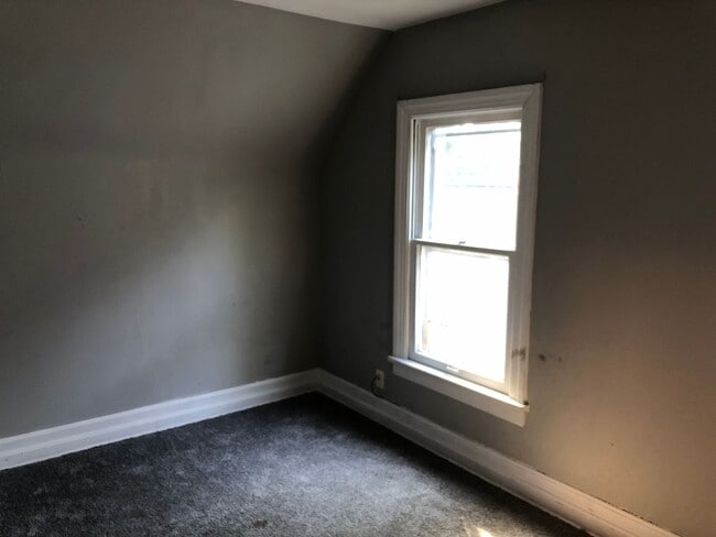 Building Photo - 4 BED 1.5 BATH SINGLE FAMILY HOME IN THE W...