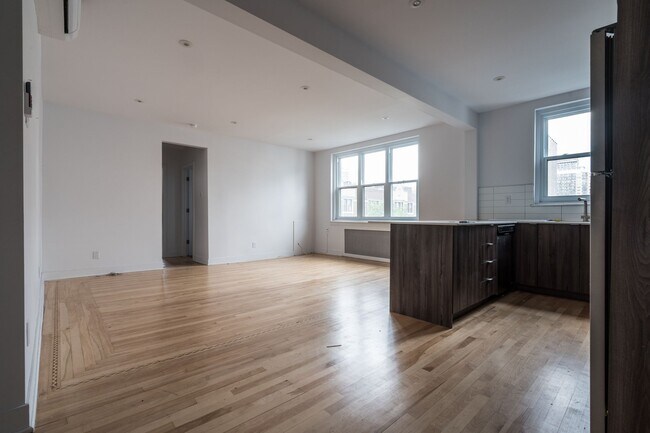 Building Photo - 2105 Rue Chomedey