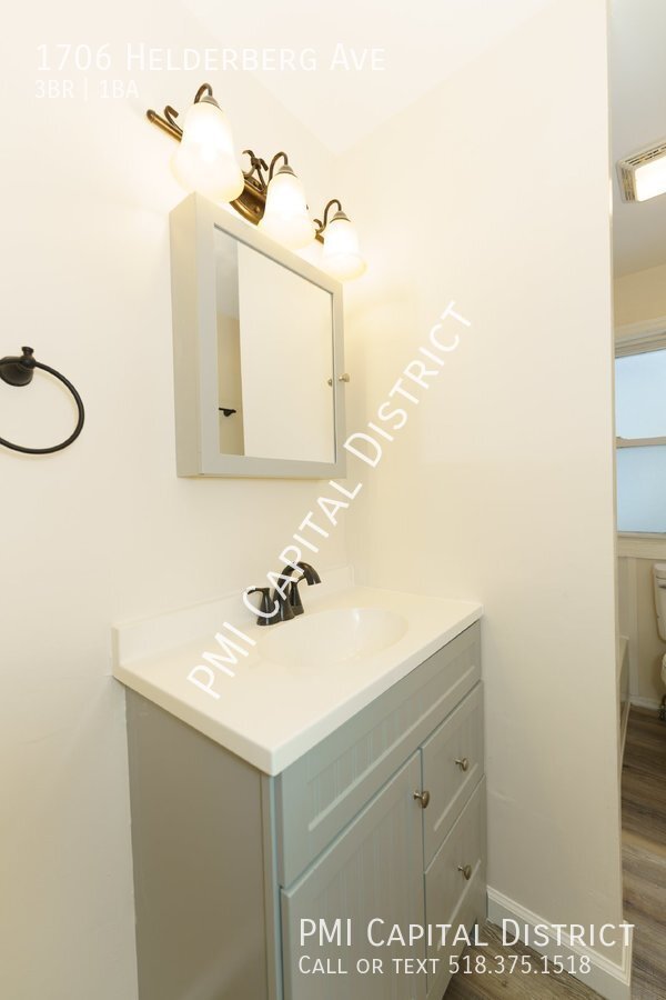 Foto del edificio - Mohonasen Schools!  Remodeled, Bright, and...