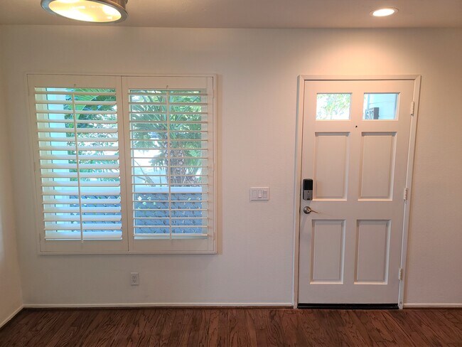Building Photo - 607 Springbrook N