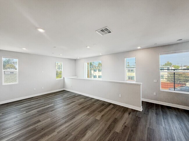 Foto del edificio - Stunning 3B/2.5BA Townhome in Oceanside fo...