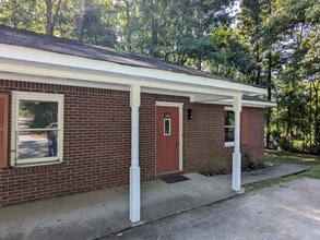 Building Photo - 325 Reeceburg Rd SE