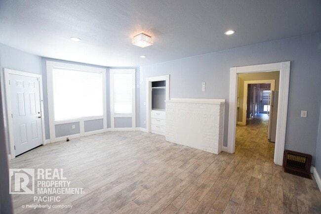 Foto del edificio - Renovated 5BR Home with Parking & Outdoor ...