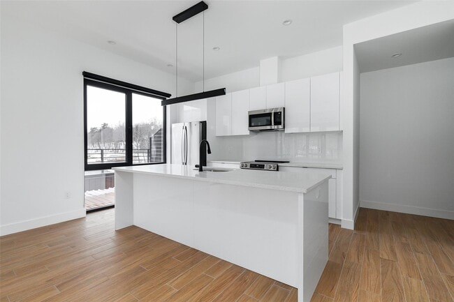 Building Photo - 300 Arno Dr
