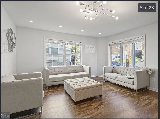 Foto del edificio - 232 Parker Ave