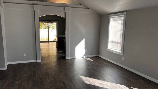 Building Photo - Beautiful & Spacious Home for Rent