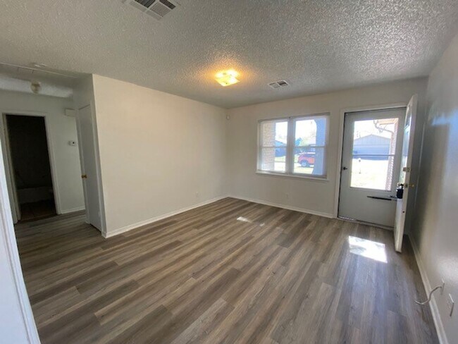 Building Photo - Charming House w/  Fresh Paint & Newer Pla...