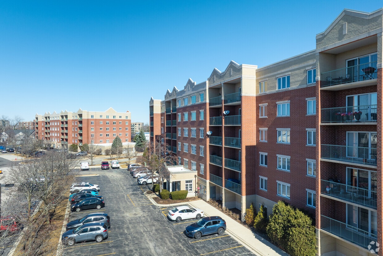 Building Photo - Lincoln Ridge Condominiums