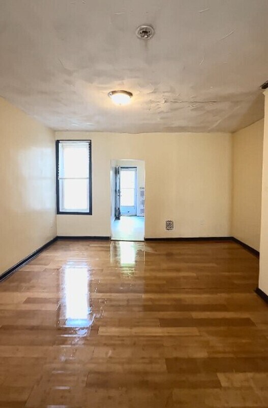 Foto del edificio - 6431 Grays Ave