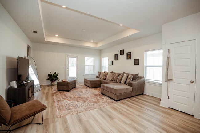 Building Photo - 231 Lyla Ln