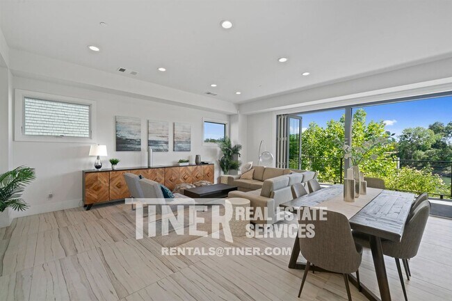 Building Photo - Luxury River Front Living