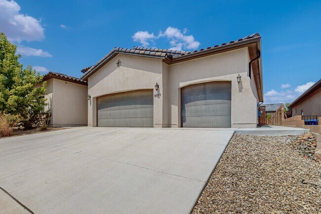 Foto del edificio - 6011 Buckthorn Ave NW