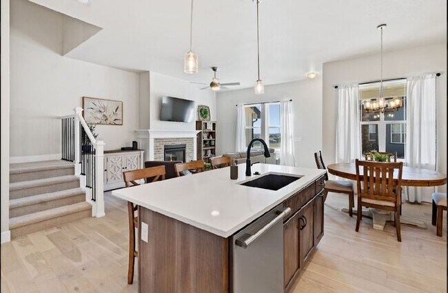 Building Photo - Gorgeous 3 bed/ 3.5 bath Condo At Heron La...