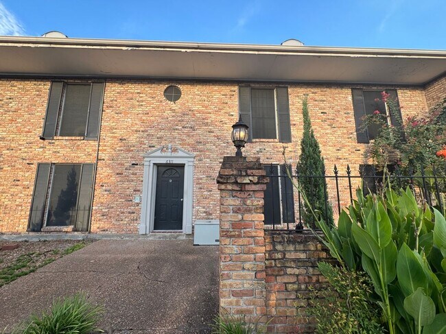 Foto del edificio - 6311 Fondren Rd