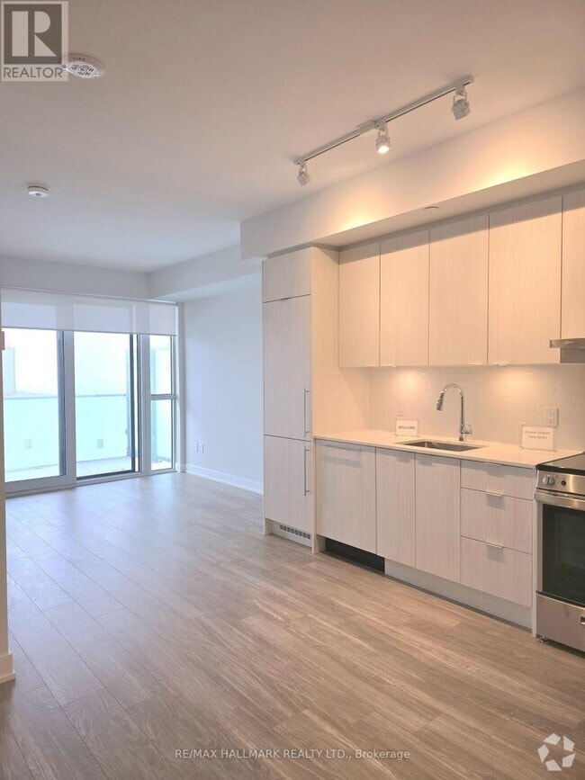 Building Photo - 430-2430 Square One Dr