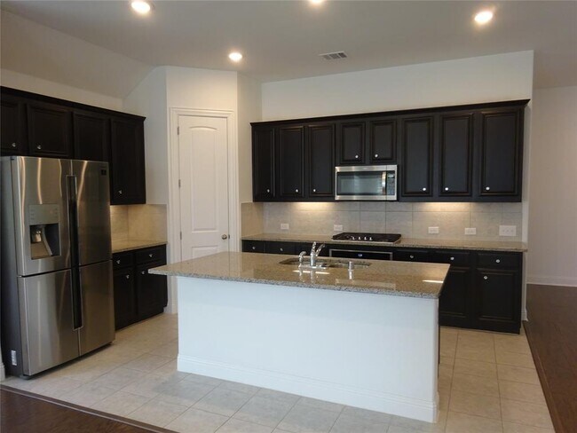 Building Photo - 2116 Spencer Ln