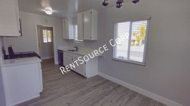 Building Photo - 3 Bedroom 2 Bathroom Single Story home for...