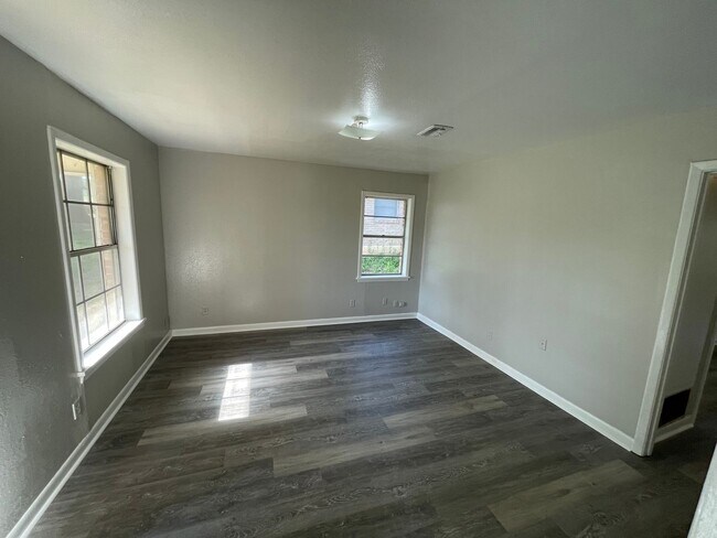Building Photo - Gorgeous Remodeled 3 Bed Home