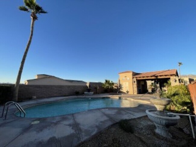Foto del edificio - Home in Gated Community, call for a showin...