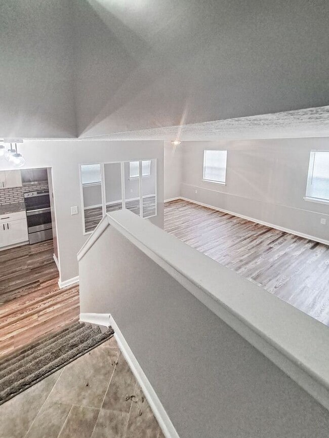 Foto del edificio - Gorgeous End Unit 2-Level Townhome in Wald...