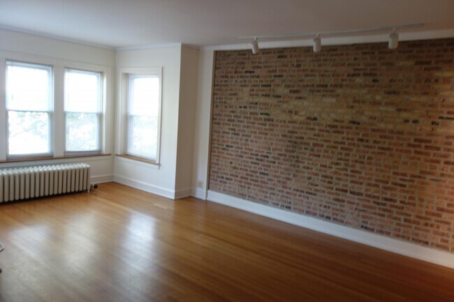 Living Room - 6629 N Glenwood Ave