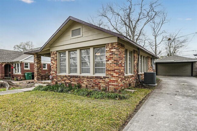 Building Photo - 2616 Oakcliff St
