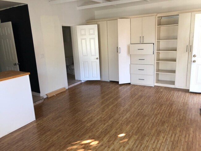 Living Room - 6100 Longridge Ave