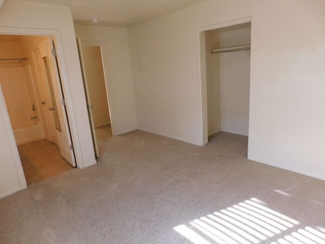 Foto del edificio - Comfortable 4-Bedroom Home with Great Outd...