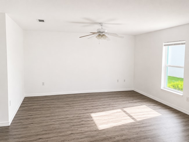 Building Photo - 38627 Rose Ln