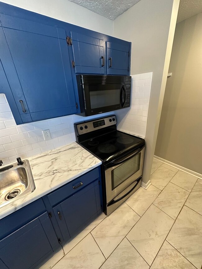 Building Photo - Freshly Renovated 2Bed / 1Bath in Nashville!