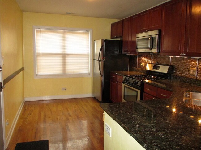Building Photo - 6415 N Damen Ave