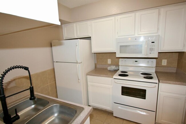 Building Photo - 17401 Red Oak Dr