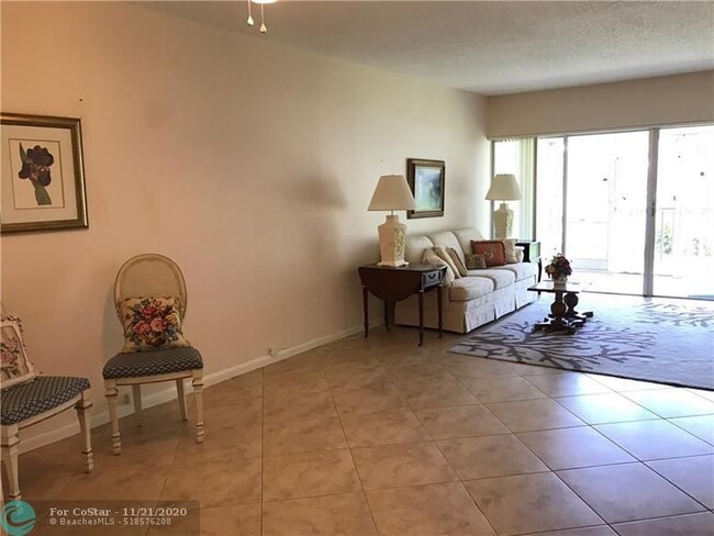 Foto del edificio - 1427 E Hillsboro Blvd