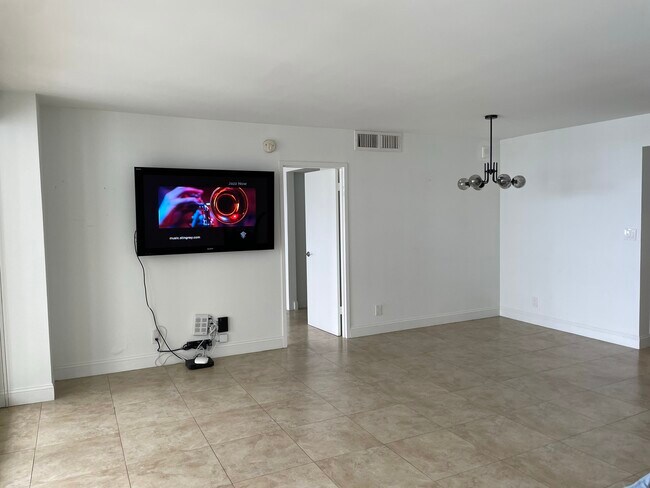 Foto del edificio - 3180 S Ocean Dr