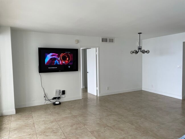 Building Photo - 3180 S Ocean Dr