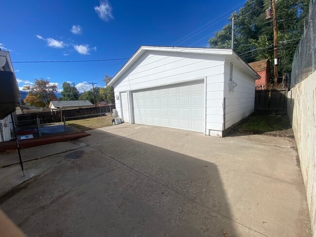 Building Photo - 524 Hickory Dr