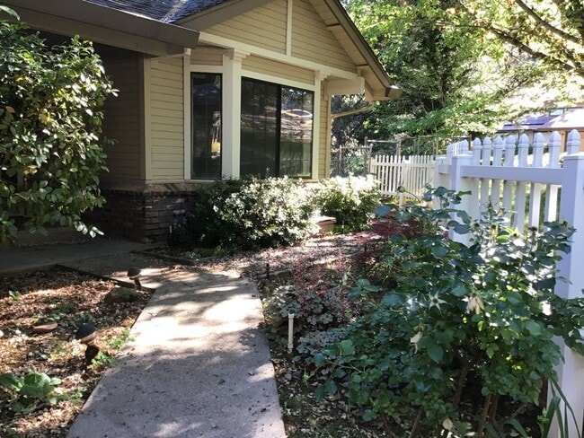 Building Photo - Beautifully landscaped three bedroom two b...