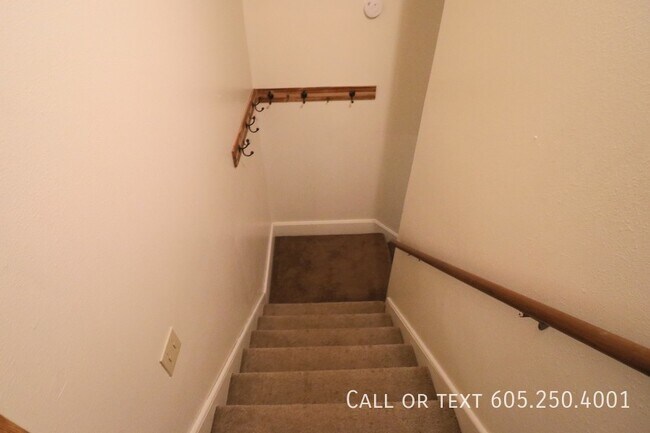 Building Photo - Recently Renovated 2 Bedroom 1 Bathroom ap...