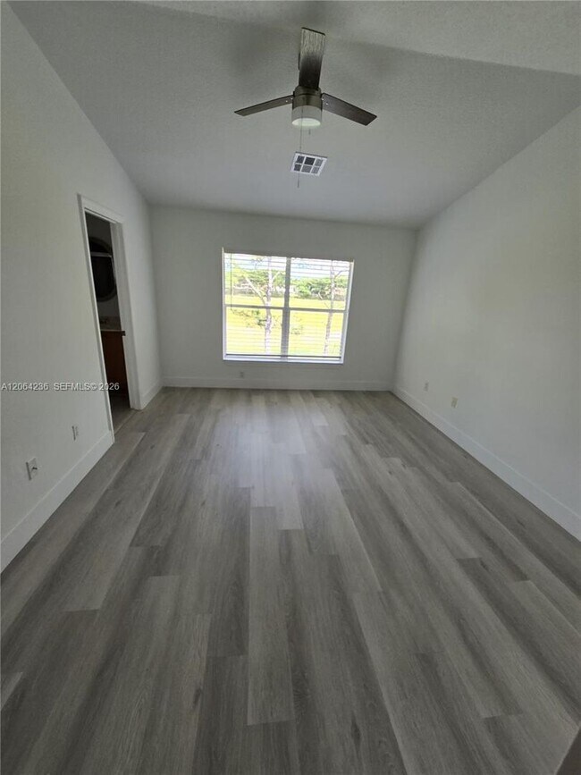 Foto del edificio - 331 River Bluff Ln