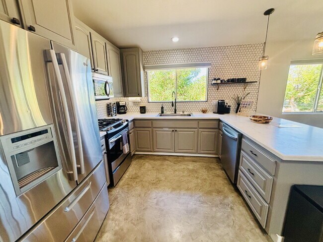 Building Photo - Rare Opportunity for Spacious, Modern Sout...