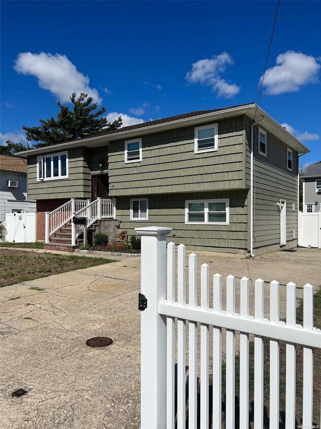 17 Ticino St, Copiague, NY 11726 House Rental in Copiague, NY