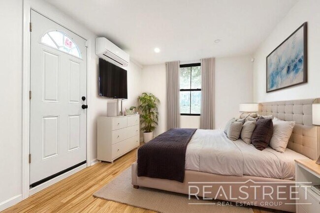 Foto del edificio - Brand New 2 Bed with Private Yard Bed Stuy...