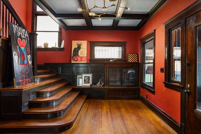 Building Photo - 2631 Kenwood Ave