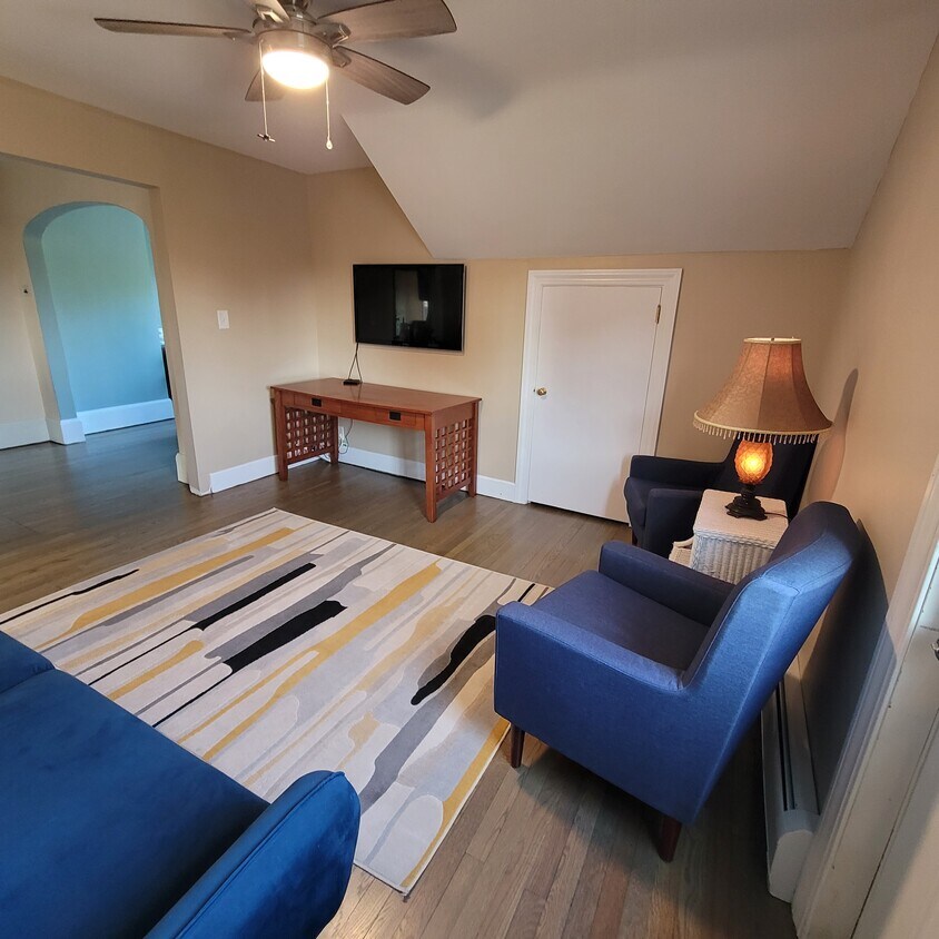 Spacious living room - 1235 Gardners Neck Rd