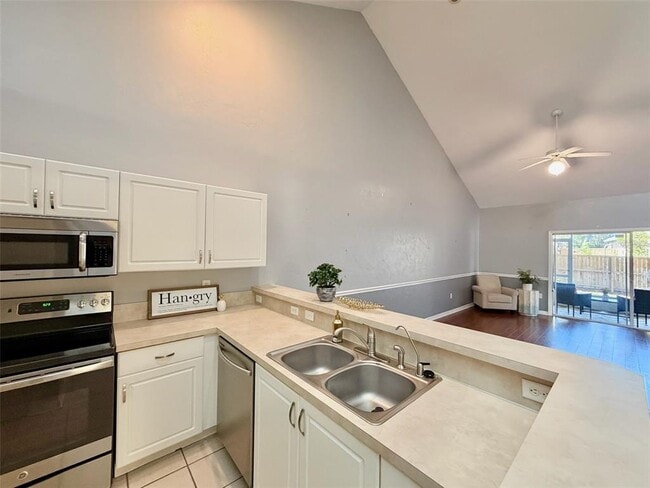 Building Photo - 13200 W Newberry Rd