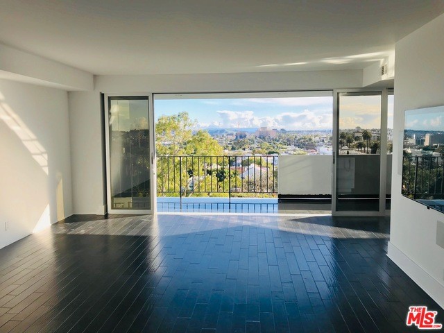 Building Photo - 818 N Doheny Dr